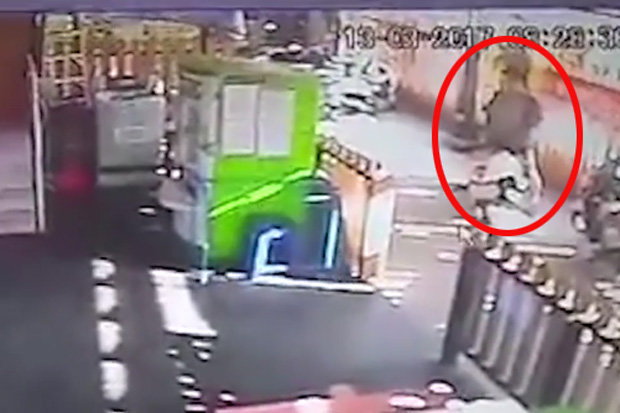 Video: chaos as gang flees police on bikes